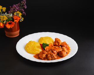 Tocăniță de purcel și mămăligă