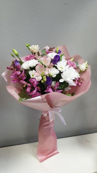 Mix buket sezonskog cvijeća u ukrasnom papiru