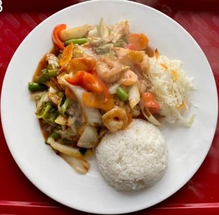 13 Smażone krewetki na ostro z sosem Kung Pao i warzywami