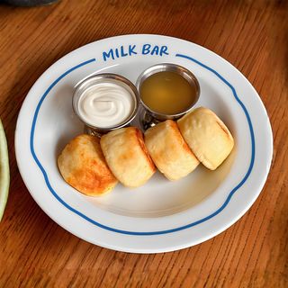 СИРНИКИ ЗІ СМЕТАНОЮ ТА МЕДОМ