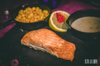 Somon la grătar cu sos de piper verde și porumb picant