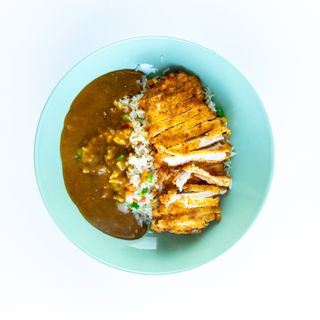 Arroz frito con Pollo Empanado y Curry Japones