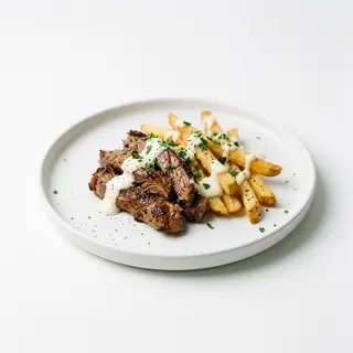Tarrina de carne con patatas fritas y salsa yogurt 