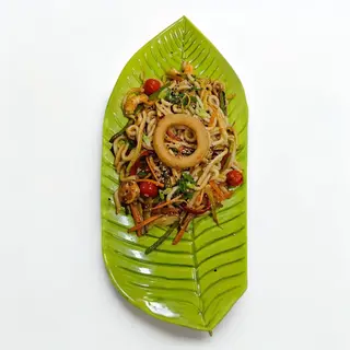 Wok udon noodles de curry rojo con langostinos