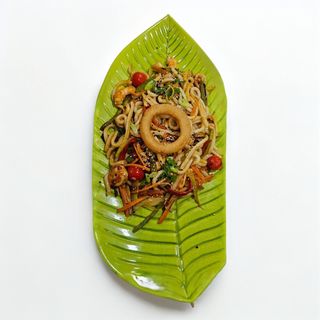 Wok udon noodles de curry rojo con langostinos