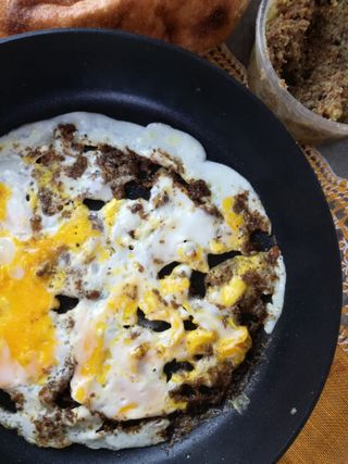 Huevos Frito Con Awarma  