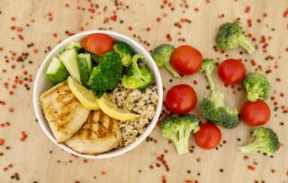 #118 ფიტნეს ლანჩ-ბოქსი გრილზე შემწვარი ქათმის სტეიკით