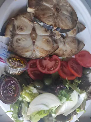 Emperador A La Plancha Con Ensalada