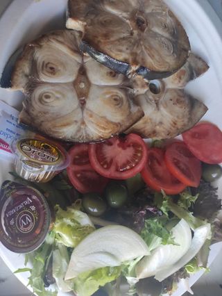 Emperador A La Plancha Con Ensalada