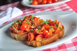 Bruschetta Tomate, Cebola e Manjericão