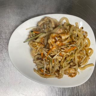 010. Pasta udon con gamberi, carne e verdure