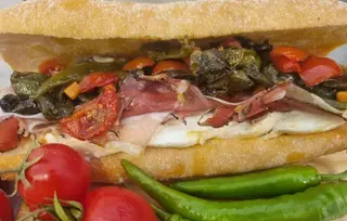 Panino crudo, bufala, pesto di pomodori secchi