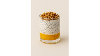 Jogurt z chrupiącą granolą,  nasionami chia i mango w żelu