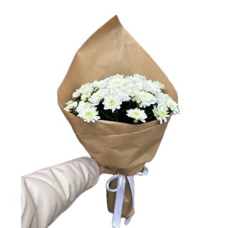 Margaridas brancas embrulhadas em papel kraft