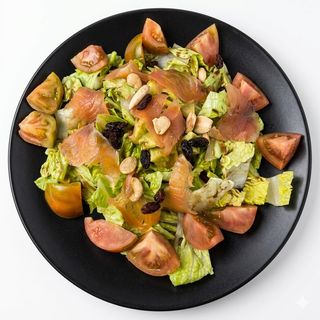 Ensalada De Salmón Marinado Casero Con Aguacate Y Frutos Secos