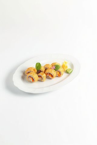 Рол з лососем, сиром філадельфія в мигдалевих пластівцях (355)