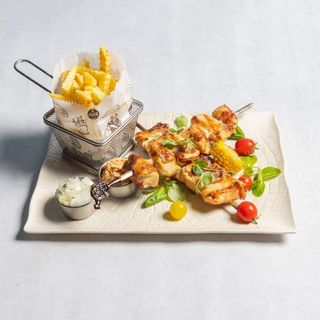 Pileće rolice u slanini sa pomfritom