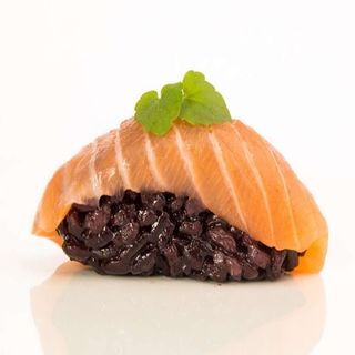 Nigiri salmone e riso venere