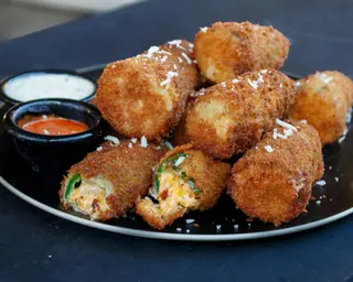 Jalapeños rellenos queso cheddar, acompañado de mermelada de pimientos