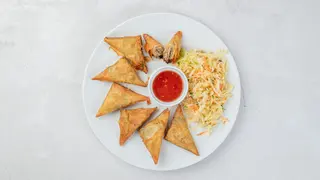 Pierożki z ciasta filo (Greczynki) z mięsem wieprzowym z dodatkiem podsmażanych pieczarek + surówka