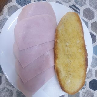 Tostada de mantequilla con pavo