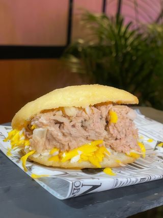 Arepa De Salpicón de Atún