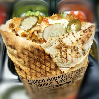 Zain z surówkami i serem pita