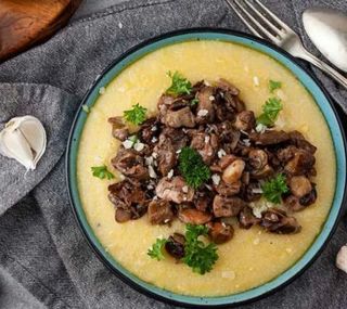 Ciupercute de padure cu usturoi si mamaliga