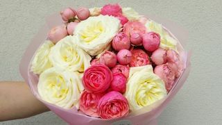 Bukiet Róż Delikatny (Silva Pink i Biała Róża)- L 17 szt