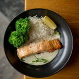 Семга с рисом под сливочным соусом.