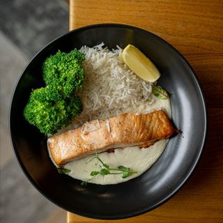 Семга с рисом под сливочным соусом.