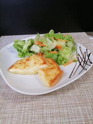 Пушен кашкавал на плоча и свежа салата с френски дресинг (250гр)