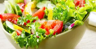 Insalata del giorno con salsa di sesamo fatta in casa