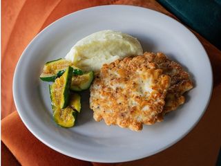 Kotlet z kurczaka i puree ziemniaczanym