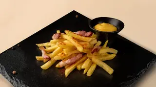 Картопля фрі з сирним соусом та беконом (160/30г)