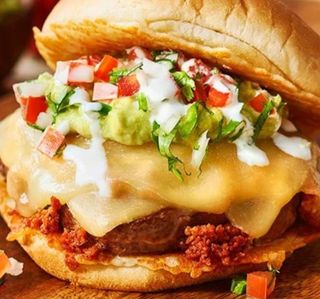 Hamburguesa tijuana + racion de patatas  + bebida