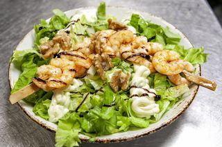 Ensalada Templada De Brocheta De Gambas