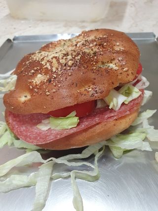 Pomodoro salame lattuga mozzarella