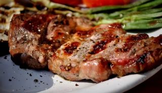 Ceafa de porc la gratar cu cartofi prajiti