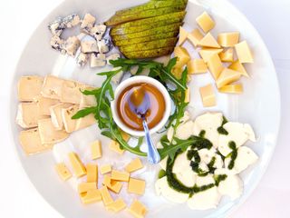 Плато з італійських сирів з грушею та медом (395g)