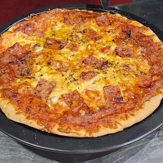 Pizza Charcutera media (imagen ilustrativa)