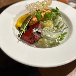 Grillowany łosoś z sosem koperkowym