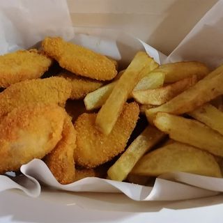 Plato infantil nuggets (4 uds.) y patatas fritas