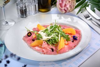 Carpaccio de ton cu salata siciliana