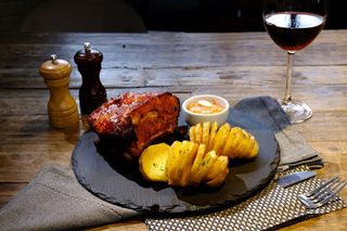 Coastă de porc cu glazură picantă, cartofi copți