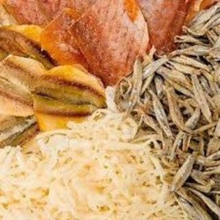 Suszone przekąski rybne (kalmary, tuńczyk, mintaj)