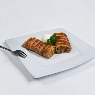 Блины с жареным бананом и мороженым