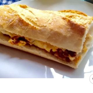 Bocadillo tortilla chistora 