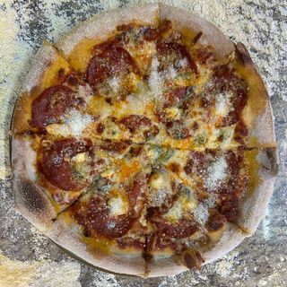 Pizza Quatro Formaggi Salam picant