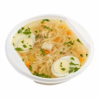 Куриный бульон с лапшой и яйцом